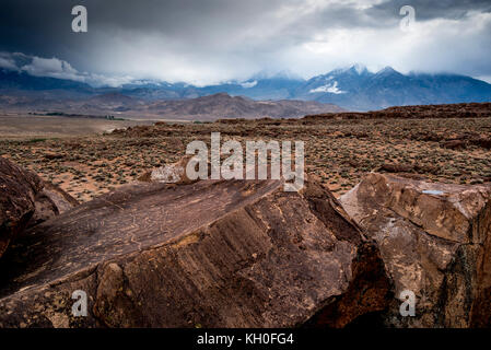 Sky Rock, einen Blick gen Himmel Serie von petroglyphen von der Paiute-Shoshone Inder vor Tausenden von Jahren links, sitzt, bevor die Berge der Sierra Nevada. Stockfoto