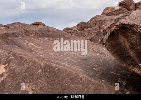 Sky Rock, einen Blick gen Himmel Serie von petroglyphen von der Paiute-Shoshone Inder vor Tausenden von Jahren links, sitzt, bevor die Berge der Sierra Nevada. Stockfoto