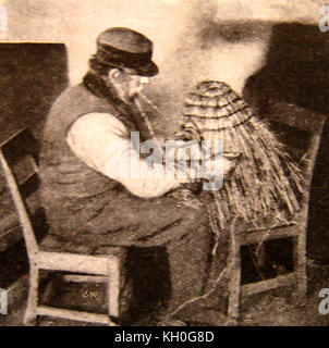 Straw Hat - ein Mann, der in Frankreich mit seiner Runde Hunde trägt den typischen Straw hat in den frühen 1900ern populär Stockfoto