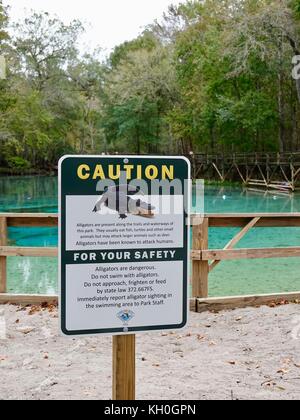 Anmelden Warnung Schwimmer heraus zu schauen Alligatoren. Gilchrist Blue Springs State Park, Gilchrist County, Florida, USA. Stockfoto