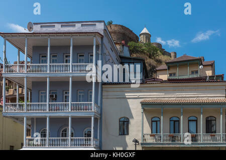 Tiflis, Georgien, Osteuropa - abanotubani Festung Narikala aus der Badewanne Bezirk in der Altstadt Sektor der Stadt gesehen. Stockfoto