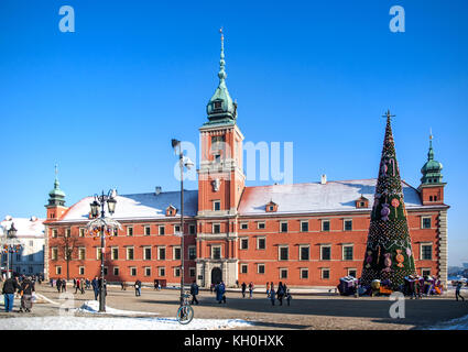 Warszawa, Polen - 23. Januar 2016: Königliches Schloss in Warschau, Polen, im Winter, mit Weihnachtsbaum, Geschenke, Geschenke und wenige Leute Stockfoto