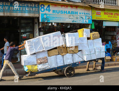 Boxen auf einem Handwagen in Mumbai transportiert Stockfoto
