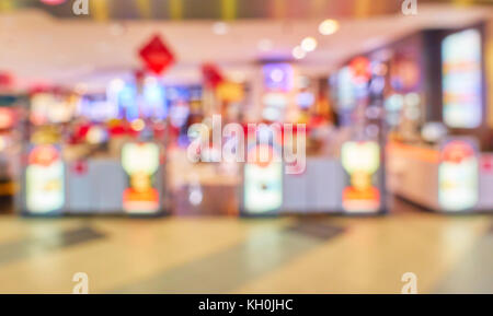 Lichter von Duty Free Shop im Flughafen von Focus-defokussiertem Hintergrund Stockfoto