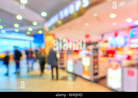 Duty Free Shop im Flughafen von Focus-defokussiertem Hintergrund Stockfoto