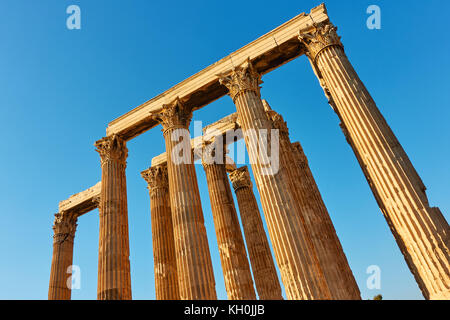 Angle Shot der antiken Säulen Tempel des Zeus in Athen, Griechenland Stockfoto