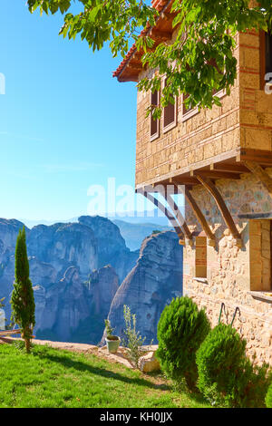 Blick vom Kloster in Meteora varlaam auf die Felsen in der Ferne, Griechenland Stockfoto