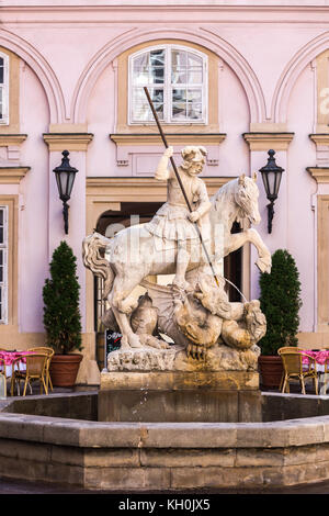 Bratislava, Slowakei. 04. August 2015. Der hl. Georg tötet den Drachen, Statue im Courtyard auf der Primas Palace, Bratislava, Slowakei Stockfoto