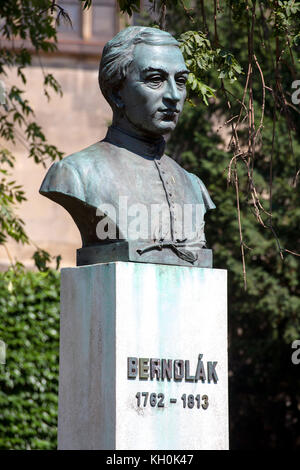 Bratislava, Slowakei. 04. August 2015. Anton bernolak Skulptur (1762 - 1813). slowakischen Sprachwissenschaftler und katholischen Priester und der Autor der ersten slowakischen l Stockfoto