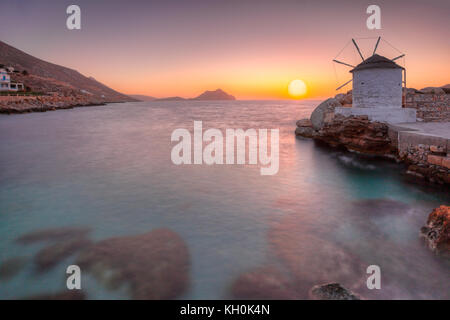 Den Sonnenuntergang von der Hafen von Aegiali in Amorgos Insel, Griechenland Stockfoto