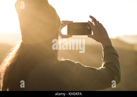 Frau, ein Foto mit Ihrem Handy Stockfoto