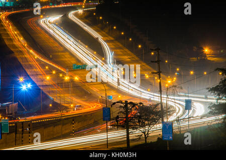 Eine lange Exposition von der Ausfahrt 7 auf thika Superhighway, Nairobi, Kenia Stockfoto