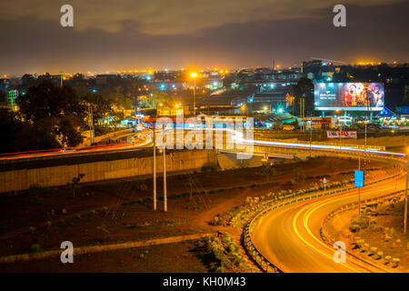 Eine lange Exposition von der Ausfahrt 7 auf thika Superhighway, Nairobi, Kenia Stockfoto