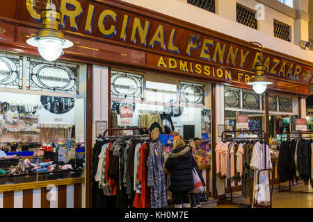 Marks und Spencer's Original penny Basar im grainger Markt, Newcastle upon Tyne Stockfoto