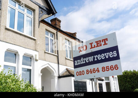 Estate Agent zu vermieten Schild an einem Haus in Bromley, South London Stockfoto