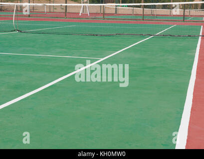 Abstrakte closeup Bild von outdoor Tennisplatz mit grünen Oberfläche und net im Tropical Hotel Holiday Resort Stockfoto