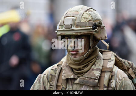 Oberbürgermeister zeigen in der Londoner City. Getarnte Soldat Stockfoto