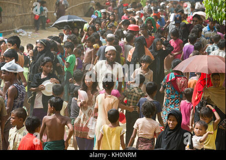 Bangladesch. November 2017. Massen von Rohingya-Flüchtlingen aus Myanmar versammeln sich in Erwartung einer Lebensmittelverteilung in einem der Flüchtlingslager in Bangladesch. Der Zustrom von Flüchtlingen hat sich von seinem Höhepunkt verlangsamt, aber Schätzungen zufolge liegt die Zahl der täglich ankommenden Flüchtlinge immer noch zwischen zwei und dreitausend. (ALAMY LIVE NEWS/Chuck Bigger/Nov. Kredit: Chuck Bigger/Alamy Live Nachrichten Stockfoto