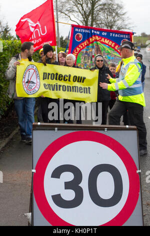 Blackpool, Lancashire, UK. 11 Nov, 2017. Bis zu 200 Demonstranten für Anti-Fracking Rallye & März, im Maple Farm zusammengebaut zu einer Demonstration der Caudilla experimentelle Fracking Bohrloch im Westby-mit-Plumpton. Credit: MediaWorldImages/Alamy leben Nachrichten Stockfoto