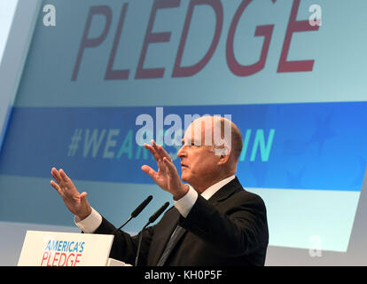 Bonn, Deutschland. November 2017. Der kalifornische Gouverneur Jerry Brown sprach im Zelt der Klimainitiative "America·s Pledge" während der Weltklimakonferenz in Bonn, Deutschland, 11. November 2017. Quelle: Henning Kaiser/dpa/Alamy Live News Stockfoto