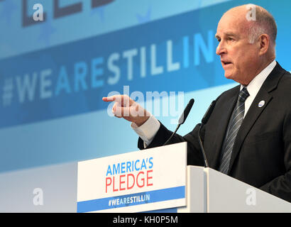 Bonn, Deutschland. November 2017. Der kalifornische Gouverneur Jerry Brown sprach im Zelt der Klimainitiative "America·s Pledge" während der Weltklimakonferenz in Bonn, Deutschland, 11. November 2017. Quelle: Henning Kaiser/dpa/Alamy Live News Stockfoto