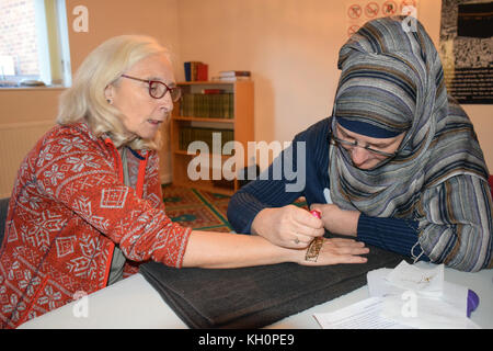 Norwich, UK. 11 Nov, 2017. Tag der offenen Tür in der Rose Lane Moschee, Norwich. Henna Tattoo Malerei. Dieser öffentlichen Veranstaltung können die größere Gemeinschaft zu besuchen und über den Islam und das Leben von 5 % der britischen Bevölkerung erfahren. Kredit Liz Somerville/Alamy leben Nachrichten Stockfoto