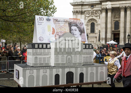 London, Großbritannien. 11 Nov, 2017. Die Stadt London Oberbürgermeister zeigen. Bank von England, Banknoten- und Modell der Threadneedle Street Gebäude der Bank. Credit: Tony Farrugia/Alamy leben Nachrichten Stockfoto