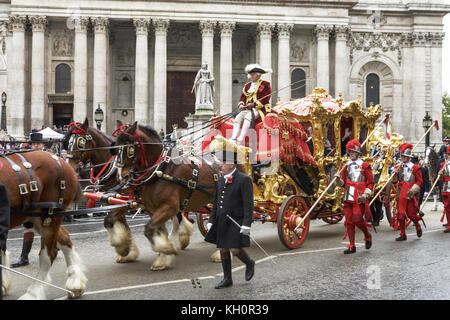 London, Großbritannien. 11 Nov, 2017. Die Stadt London Oberbürgermeister zeigen. Der Oberbürgermeister Golden State Beförderung. Credit: Tony Farrugia/Alamy leben Nachrichten Stockfoto