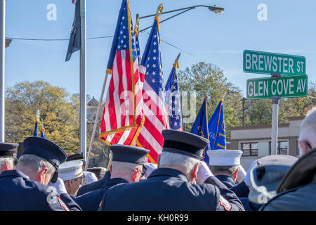 Glen Cove, USA. 11 Nov, 2017. Veteran's Day Zeremonien sind jedes Jahr am 'Doughboy" Statue außerhalb des Glen Cove Bibliothek in Glen Cove, New York statt. Credit: sleepystock.com/Alamy leben Nachrichten Stockfoto