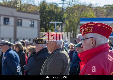 Glen Cove, USA. 11 Nov, 2017. Veteran's Day Zeremonien sind jedes Jahr am 'Doughboy" Statue außerhalb des Glen Cove Bibliothek in Glen Cove, New York statt. Credit: sleepystock.com/Alamy leben Nachrichten Stockfoto