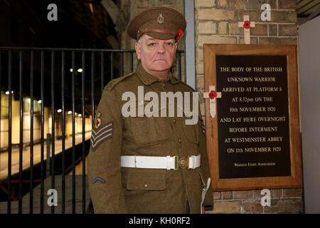 London, Großbritannien. 10 Nov, 2017. aceremony des Gedenkens an Plattform 8 Victoria Station hielt die Ankunft der unbekannte Krieger 1920 Photo Credit: Sandra uf/alamy Leben Nachrichten zu erinnern Stockfoto