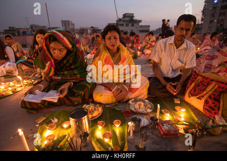 Dhaka, Bangladesch. 12. November 2017. Anhänger besuchen Gebet mit Räucherstäbchen und leichte Öl-Lampen vor dem Fasten während ein religiöses Fest am 12. November 2017 genannten Rakher Upobash in Dhaka. Bengalischen Volkes des hinduistischen Glaubens in Bangladesch sitzen im Gebet zur Feier des 18. Jahrhunderts hinduistischen heiligen Baba Lokenath mit einem 'Rakher Upobas "Gebet und Fasten Tag jedes Jahr Tausende von hinduistischen Gläubigen vor Shri Shri Lokenath Brahmachari Ashram Tempel für die kartik Das brati oder Rakher Upobash religiöses Fest in Dhaka, Bangladesch sammeln. Credit: Azim Khan Ronnie/Alamy leben Nachrichten Stockfoto