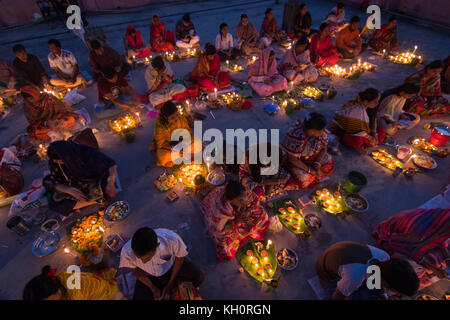 Dhaka, Bangladesch. 12. November 2017. Anhänger besuchen Gebet mit Räucherstäbchen und leichte Öl-Lampen vor dem Fasten während ein religiöses Fest am 12. November 2017 genannten Rakher Upobash in Dhaka. Bengalischen Volkes des hinduistischen Glaubens in Bangladesch sitzen im Gebet zur Feier des 18. Jahrhunderts hinduistischen heiligen Baba Lokenath mit einem 'Rakher Upobas "Gebet und Fasten Tag jedes Jahr Tausende von hinduistischen Gläubigen vor Shri Shri Lokenath Brahmachari Ashram Tempel für die kartik Das brati oder Rakher Upobash religiöses Fest in Dhaka, Bangladesch sammeln. Credit: Azim Khan Ronnie/Alamy leben Nachrichten Stockfoto