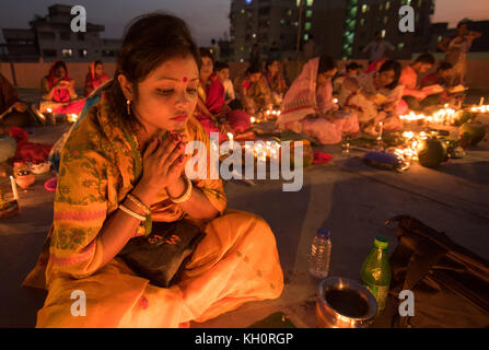 Dhaka, Bangladesch. 12. November 2017. Anhänger besuchen Gebet mit Räucherstäbchen und leichte Öl-Lampen vor dem Fasten während ein religiöses Fest am 12. November 2017 genannten Rakher Upobash in Dhaka. Bengalischen Volkes des hinduistischen Glaubens in Bangladesch sitzen im Gebet zur Feier des 18. Jahrhunderts hinduistischen heiligen Baba Lokenath mit einem 'Rakher Upobas "Gebet und Fasten Tag jedes Jahr Tausende von hinduistischen Gläubigen vor Shri Shri Lokenath Brahmachari Ashram Tempel für die kartik Das brati oder Rakher Upobash religiöses Fest in Dhaka, Bangladesch sammeln. Credit: Azim Khan Ronnie/Alamy leben Nachrichten Stockfoto