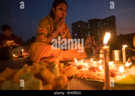 Dhaka, Bangladesch. 12. November 2017. Anhänger besuchen Gebet mit Räucherstäbchen und leichte Öl-Lampen vor dem Fasten während ein religiöses Fest am 12. November 2017 genannten Rakher Upobash in Dhaka. Bengalischen Volkes des hinduistischen Glaubens in Bangladesch sitzen im Gebet zur Feier des 18. Jahrhunderts hinduistischen heiligen Baba Lokenath mit einem 'Rakher Upobas "Gebet und Fasten Tag jedes Jahr Tausende von hinduistischen Gläubigen vor Shri Shri Lokenath Brahmachari Ashram Tempel für die kartik Das brati oder Rakher Upobash religiöses Fest in Dhaka, Bangladesch sammeln. Credit: Azim Khan Ronnie/Alamy leben Nachrichten Stockfoto