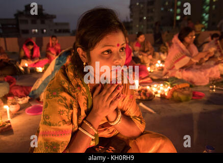 Dhaka, Bangladesch. 12. November 2017. Anhänger besuchen Gebet mit Räucherstäbchen und leichte Öl-Lampen vor dem Fasten während ein religiöses Fest am 12. November 2017 genannten Rakher Upobash in Dhaka. Bengalischen Volkes des hinduistischen Glaubens in Bangladesch sitzen im Gebet zur Feier des 18. Jahrhunderts hinduistischen heiligen Baba Lokenath mit einem 'Rakher Upobas "Gebet und Fasten Tag jedes Jahr Tausende von hinduistischen Gläubigen vor Shri Shri Lokenath Brahmachari Ashram Tempel für die kartik Das brati oder Rakher Upobash religiöses Fest in Dhaka, Bangladesch sammeln. Credit: Azim Khan Ronnie/Alamy leben Nachrichten Stockfoto