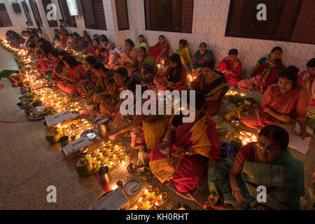 Dhaka, Bangladesch. 12. November 2017. Anhänger besuchen Gebet mit Räucherstäbchen und leichte Öl-Lampen vor dem Fasten während ein religiöses Fest am 12. November 2017 genannten Rakher Upobash in Dhaka. Bengalischen Volkes des hinduistischen Glaubens in Bangladesch sitzen im Gebet zur Feier des 18. Jahrhunderts hinduistischen heiligen Baba Lokenath mit einem 'Rakher Upobas "Gebet und Fasten Tag jedes Jahr Tausende von hinduistischen Gläubigen vor Shri Shri Lokenath Brahmachari Ashram Tempel für die kartik Das brati oder Rakher Upobash religiöses Fest in Dhaka, Bangladesch sammeln. Credit: Azim Khan Ronnie/Alamy leben Nachrichten Stockfoto