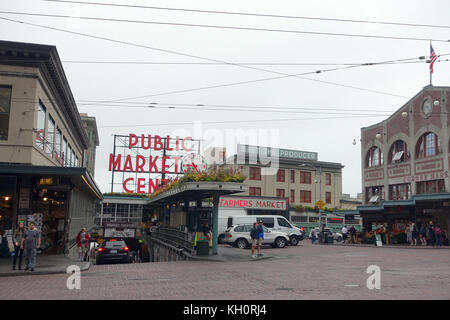 Das Bild zeigt das Schild mit der Aufschrift „Public Market Center“ im Are of the Pike Place Market in Seattle, USA, 30. August 2017. Der Pike Place Market ist eine der größten Attraktionen in Seattle. Sie wurde im Jahr 1907 von Stadtrat Thomas P. Revelle gegründet. Die historischen Hallen am Hafen der Elliott Bay gehören zu den ältesten, ständig existierenden öffentlichen Märkten in den Vereinigten Staaten. Hier finden Sie Obst und Gemüse, Fisch- und Fleischstände, Restaurants sowie spezielle Stände mit Blumen und Kunsthandwerk. Foto: Alexandra Schuler/dpa Stockfoto