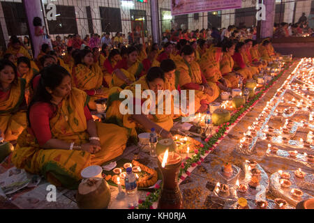 Dhaka, Bangladesch. 12. November 2017. Anhänger besuchen Gebet mit Räucherstäbchen und leichte Öl-Lampen vor dem Fasten während ein religiöses Fest am 12. November 2017 genannten Rakher Upobash in Dhaka. Bengalischen Volkes des hinduistischen Glaubens in Bangladesch sitzen im Gebet zur Feier des 18. Jahrhunderts hinduistischen heiligen Baba Lokenath mit einem 'Rakher Upobas "Gebet und Fasten Tag jedes Jahr Tausende von hinduistischen Gläubigen vor Shri Shri Lokenath Brahmachari Ashram Tempel für die kartik Das brati oder Rakher Upobash religiöses Fest in Dhaka, Bangladesch sammeln. Credit: Azim Khan Ronnie/Alamy leben Nachrichten Stockfoto