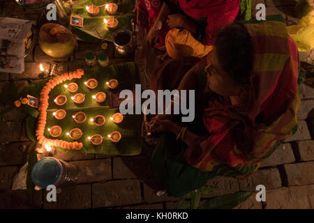 Dhaka, Bangladesch. 12. November 2017. Anhänger besuchen Gebet mit Räucherstäbchen und leichte Öl-Lampen vor dem Fasten während ein religiöses Fest am 12. November 2017 genannten Rakher Upobash in Dhaka. Bengalischen Volkes des hinduistischen Glaubens in Bangladesch sitzen im Gebet zur Feier des 18. Jahrhunderts hinduistischen heiligen Baba Lokenath mit einem 'Rakher Upobas "Gebet und Fasten Tag jedes Jahr Tausende von hinduistischen Gläubigen vor Shri Shri Lokenath Brahmachari Ashram Tempel für die kartik Das brati oder Rakher Upobash religiöses Fest in Dhaka, Bangladesch sammeln. Credit: Azim Khan Ronnie/Alamy leben Nachrichten Stockfoto