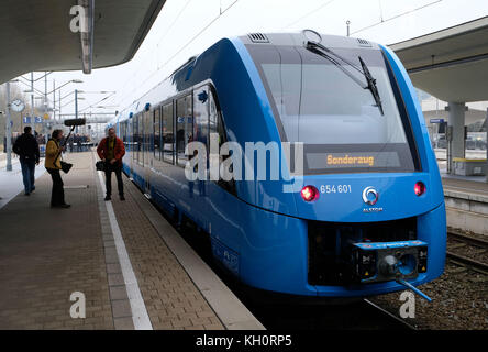 Wolfsburg, Deutschland. 9 Nov, 2017. Ein neuer Zug angetrieben von Brennstoffzellen, die Wasserstoff in Strom umwandeln, kommt am Bahnhof in Wolfsburg, Deutschland, 9. November 2017. Der Zug ist geplant, Eisenbahnverbindungen in Teilen Deutschlands, unter anderem auch in Niedersachsen. die Abschnitte des Zuges sind dekoriert mit chemischen Symbole. Credit: peter steffen/dpa/alamy leben Nachrichten Stockfoto