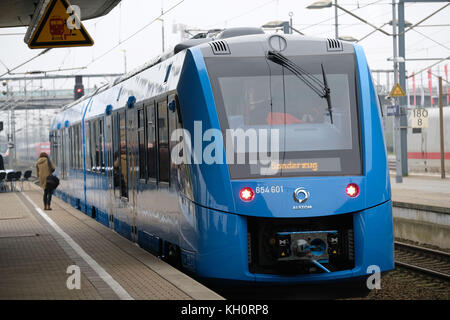 Wolfsburg, Deutschland. 9 Nov, 2017. Ein neuer Zug angetrieben von Brennstoffzellen, die Wasserstoff in Strom umwandeln, kommt am Bahnhof in Wolfsburg, Deutschland, 9. November 2017. Der Zug ist geplant, Eisenbahnverbindungen in Teilen Deutschlands, unter anderem auch in Niedersachsen. die Abschnitte des Zuges sind dekoriert mit chemischen Symbole. Credit: peter steffen/dpa/alamy leben Nachrichten Stockfoto