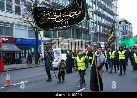 London, Großbritannien, 11th. November 2017. Tausende von Muslimen marschierten von Marble Arch nach Paddington Green über die Edgware Road mit Transparenten und Plakaten.die Plakate waren Parolen wie Männer und Frauen, die im islam gleich sind, Hussain die ewige Inspiration, vereint gegen Terrorismus, Nein zur Unterdrückung, Muslime vereint gegen Terrorismus, Hussain stand gegen den Terrorismus seiner Zeit. Hussain Ibn Ali war der Enkel des Propheten Muhammad. Kredit: Steve Bell/Alamy Live Nachrichten Stockfoto