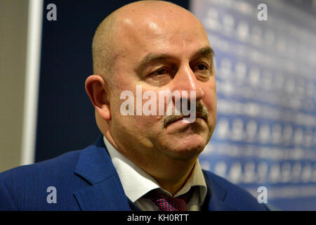 Moskau, Russland - 11. November 2017. Der Trainer der russischen Fußballnationalmannschaft Stanislav Tschertschesow nach dem internationalen Testspiel gegen Argentinien im Luschniki-Stadion in Moskau. Stockfoto