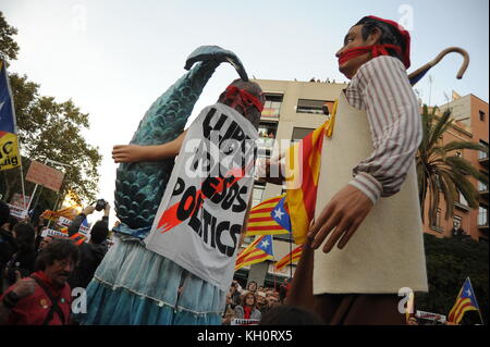 Barcelona, Katalonien, Spanien. 11. November 2017. Demonstration in Marina Street gegen die Inhaftierung von pro-Unabhängigkeit katalanischer Politiker zu protestieren und zu behaupten, für die Befreiung aller politischen Gefangenen. katalanische Regierung nach der Erklärung der Unabhängigkeit vom spanischen Staat inhaftiert waren. Credit: Alberto Paredes/alamy leben Nachrichten Stockfoto