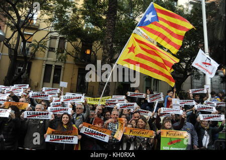 Barcelona, Katalonien, Spanien. 11. November 2017. Demonstration in Marina Street gegen die Inhaftierung von pro-Unabhängigkeit katalanischer Politiker zu protestieren und zu behaupten, für die Befreiung aller politischen Gefangenen. katalanische Regierung nach der Erklärung der Unabhängigkeit vom spanischen Staat inhaftiert waren. Credit: Alberto Paredes/alamy leben Nachrichten Stockfoto