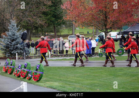 Burnaby, BC, Kanada. 11. November 2017. Mitglieder der Burnaby Royal Canadian Mounted Police (RCMP) März in den Confederation Park in ihren roten Serge Uniformen, vor dem Beginn der Erinnerung Tag der Zeremonie. Stockfoto