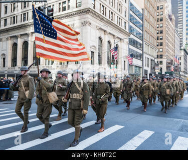 New York, USA, 11. Nov 2017. Soldaten tragen Uniformen aus dem Ersten Weltkrieg März durch die New Yorker Fifth Avenue während des Veterans Day Parade 2017. Foto von Enrique Ufer/Alamy leben Nachrichten Stockfoto