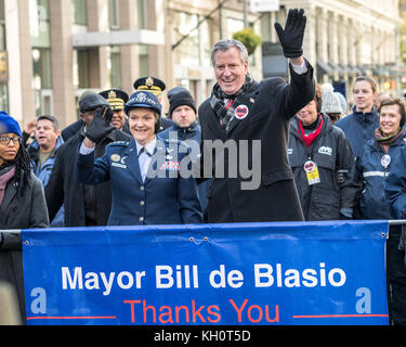 New York, USA, 11. Nov 2017. New York Bürgermeister Bill De Blasio stellt neben der United States Air Force General Ellen Pawlikowski, wie sie in der New Yorker Fifth Avenue während des Veterans Day Parade 2017. Foto von Enrique Ufer/Alamy leben Nachrichten Stockfoto