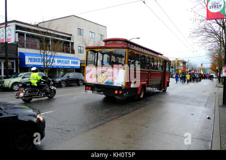 Metro Vancouver, Kanada, 11. November 2017, Polizei Begleitung am Ende der Zeile während der Erinnerung Tag der Parade auf Commercial Drive in Vancouver, Kanada Stockfoto